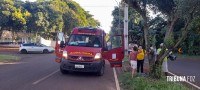 Condutor é socorrido pelo Siate após veículo colidir contra um poste no Jardim São Roque