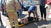 Motociclista é socorrida pelo Siate após colisão na Av. Felipe Wandscheer