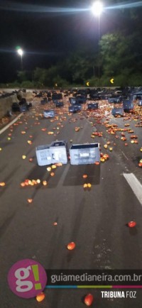 Caminhão carregado de tomates tomba na curva do castelinho na BR-277 em Matelândia