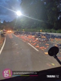 Caminhão carregado de tomates tomba na curva do castelinho na BR-277 em Matelândia