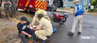 Motociclista paraguaio é socorrido pelo Siate após colidir contra uma viatura do Exercito Brasileiro