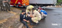 Motociclista paraguaio é socorrido pelo Siate após colidir contra uma viatura do Exercito Brasileiro