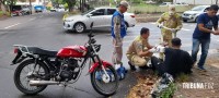 Motociclista paraguaio é socorrido pelo Siate após colidir contra uma viatura do Exercito Brasileiro