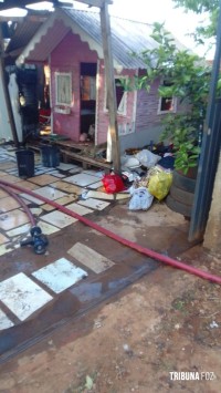 Casa de madeira é consumida pelo fogo na Invasão do Bubas