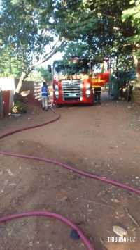 Casa de madeira é consumida pelo fogo na Invasão do Bubas