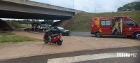 Motociclista é socorrido pelo Siate após queda debaixo do viaduto