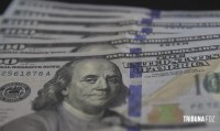 Dólar fecha a R$ 4,95, após chegar a R$ 5 no início do dia