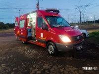 Ciclista é socorrida pelo Siate após queda no final da Av. Tancredo Neves