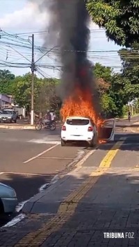 Veiculo pega fogo na Av. Safira no Bairro Porto Meira