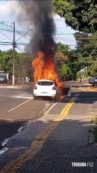 Veiculo pega fogo na Av. Safira no Bairro Porto Meira