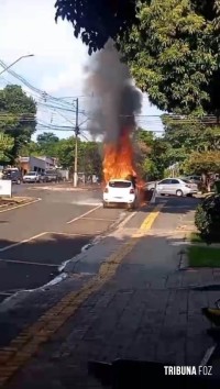 Veiculo pega fogo na Av. Safira no Bairro Porto Meira