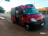 Motociclista é socorrido pelo Siate após colidir contra um muro na Av. Morenitas