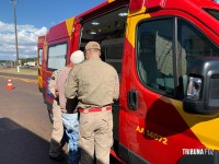 Idoso de bicicleta é socorrido pelo Siate após ser abalroado por uma carreta na marginal da BR-277