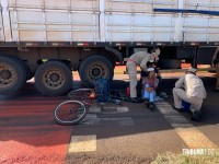 Idoso de bicicleta é socorrido pelo Siate após ser abalroado por uma carreta na marginal da BR-277