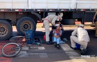 Idoso de bicicleta é socorrido pelo Siate após ser abalroado por uma carreta na marginal da BR-277