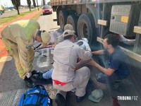 Idoso de bicicleta é socorrido pelo Siate após ser abalroado por uma carreta na marginal da BR-277