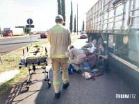 Idoso de bicicleta é socorrido pelo Siate após ser abalroado por uma carreta na marginal da BR-277