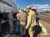 Idoso de bicicleta é socorrido pelo Siate após ser abalroado por uma carreta na marginal da BR-277