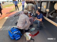 Idoso de bicicleta é socorrido pelo Siate após ser abalroado por uma carreta na marginal da BR-277