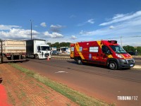 Idoso de bicicleta é socorrido pelo Siate após ser abalroado por uma carreta na marginal da BR-277