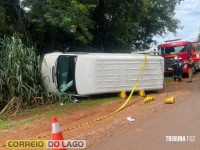 Motorista fica preso embaixo do veículo e morre após van tombar em estrada rural de Santa Helena