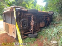 Motorista fica preso embaixo do veículo e morre após van tombar em estrada rural de Santa Helena