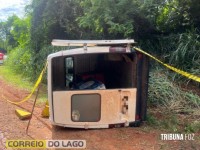 Motorista fica preso embaixo do veículo e morre após van tombar em estrada rural de Santa Helena