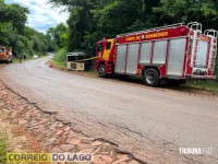 Motorista fica preso embaixo do veículo e morre após van tombar em estrada rural de Santa Helena