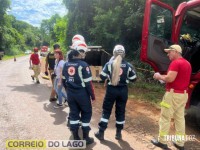 Motorista fica preso embaixo do veículo e morre após van tombar em estrada rural de Santa Helena