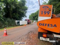 Motorista fica preso embaixo do veículo e morre após van tombar em estrada rural de Santa Helena