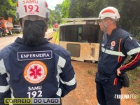 Motorista fica preso embaixo do veículo e morre após van tombar em estrada rural de Santa Helena