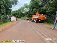 Motorista fica preso embaixo do veículo e morre após van tombar em estrada rural de Santa Helena