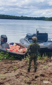 BPFRON e Polícia Federal apreendem embarcação carregada com 700 kg de agrotóxicos contrabandeados em Pato Bragado