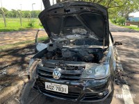 Bombeiros intervêm em incêndio veicular próximo ao CTG Charrua