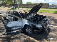 Bombeiros intervêm em incêndio veicular próximo ao CTG Charrua