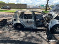 Bombeiros intervêm em incêndio veicular próximo ao CTG Charrua