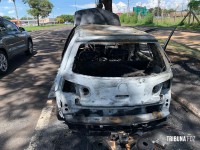 Bombeiros intervêm em incêndio veicular próximo ao CTG Charrua