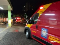 Motociclista fica gravemente ferido após colidir a moto na traseira de um veículo estacionado