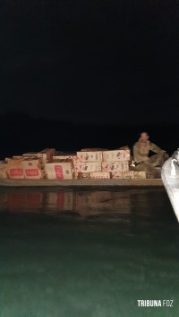 Policia Federal e Polícia Civil interceptam embarcação com cigarros contrabandeados no Lago de Itaipu