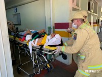 Motociclista fica gravemente ferido após colidir contra um poste no Bairro Morumbi