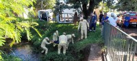 Bombeiros resgatam idoso que caiu no rio "bostinha"