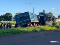 Após falha mecânica carreta sai da pista na BR-277 