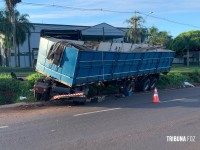 Após falha mecânica carreta sai da pista na BR-277 