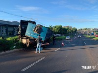 Após falha mecânica carreta sai da pista na BR-277 