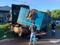 Após falha mecânica carreta sai da pista na BR-277 