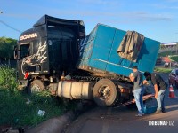 Após falha mecânica carreta sai da pista na BR-277 