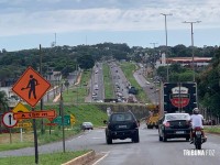 Após falha mecânica carreta sai da pista na BR-277 