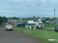 Após falha mecânica carreta sai da pista na BR-277 