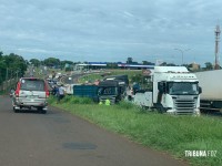 Após falha mecânica carreta sai da pista na BR-277 