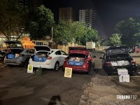 Policia Federal e Exército apreendem veículos carregados com produtos contrabandeados em um estacionamento de Foz do Iguaçu